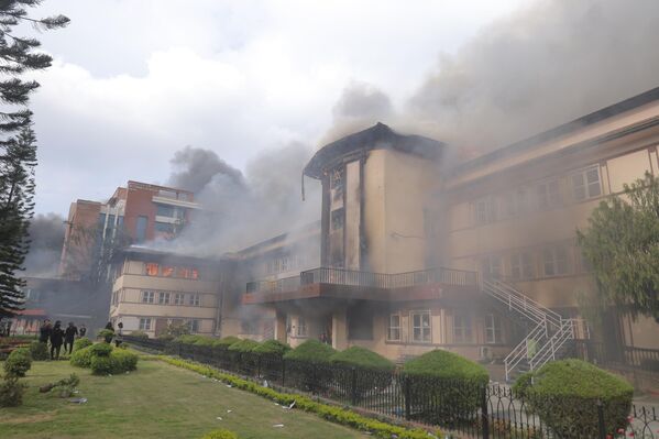 متظاهرون نيباليون يحرقون مبنى المحكمة العليا في كاتماندو، نيبال. - سبوتنيك عربي