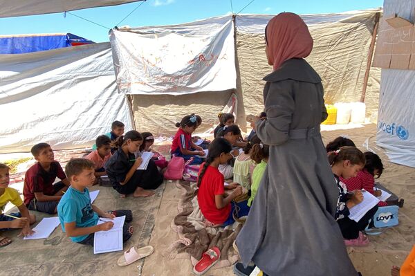 مبادرة &quot;مدرسة مريم&quot; لتعليم الأطفال النازحين في غزة - سبوتنيك عربي