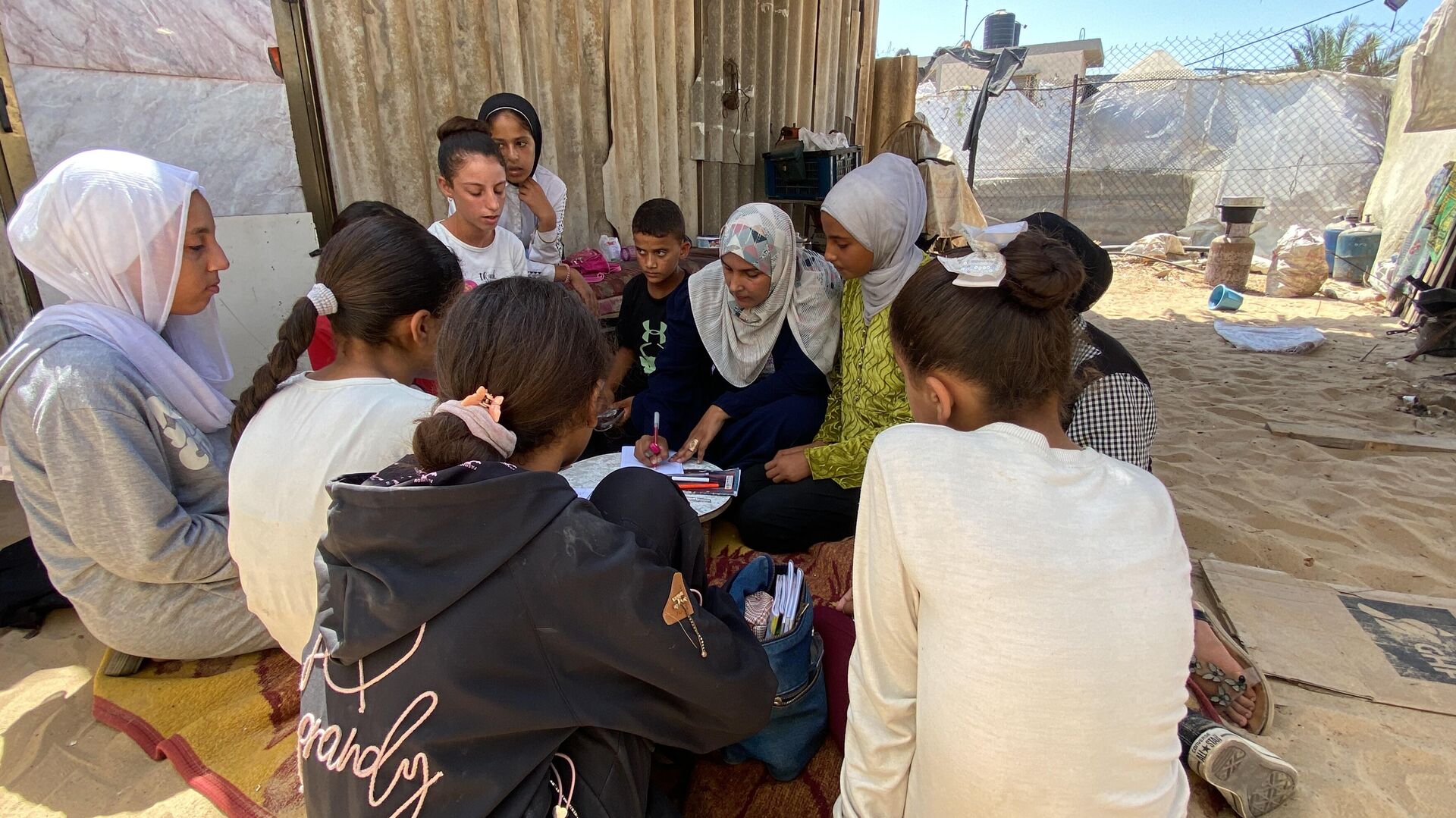 مبادرة مدرسة مريم لتعليم الأطفال النازحين في غزة - سبوتنيك عربي, 1920, 10.09.2025