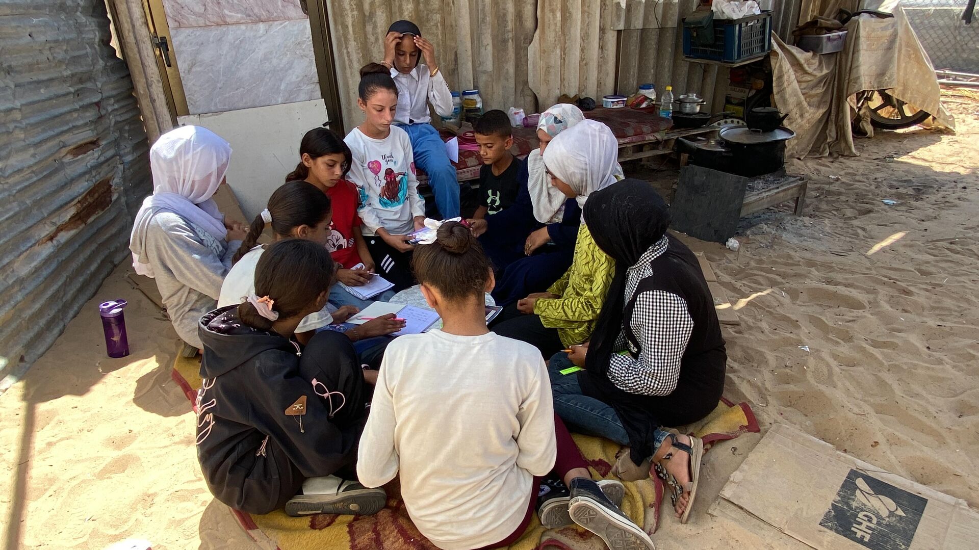 مبادرة مدرسة مريم لتعليم الأطفال النازحين في غزة - سبوتنيك عربي, 1920, 10.09.2025