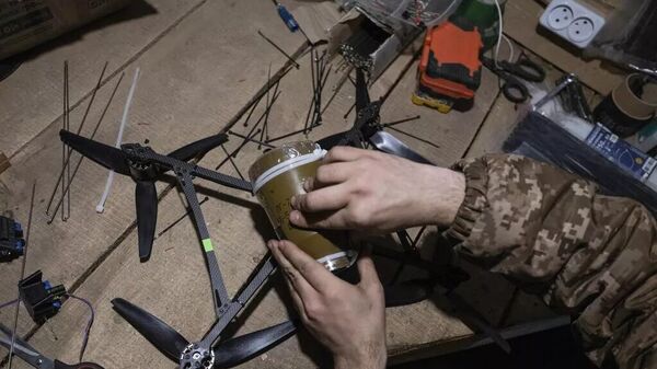 جندي أوكراني مع طائرة مسيرة  - سبوتنيك عربي