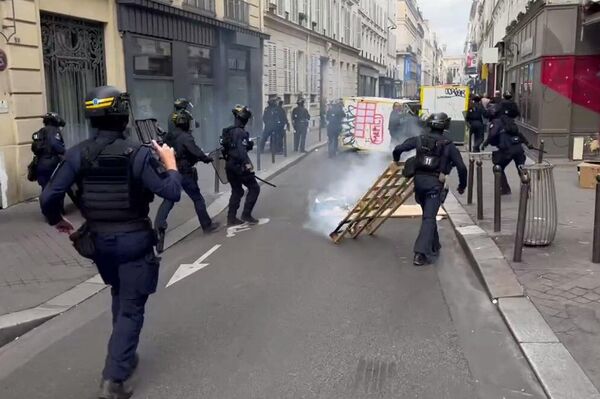لنغلق كل شيء... المتظاهرون الفرنسيون يسيطرون على محطة ليون في باريس - سبوتنيك عربي