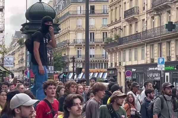 لنغلق كل شيء... المتظاهرون الفرنسيون يسيطرون على محطة ليون في باريس - سبوتنيك عربي