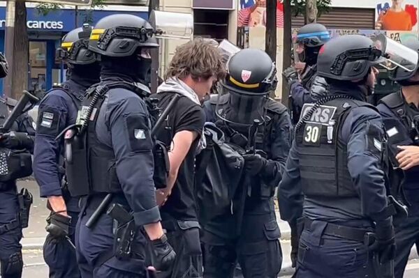 لنغلق كل شيء... المتظاهرون الفرنسيون يسيطرون على محطة ليون في باريس - سبوتنيك عربي