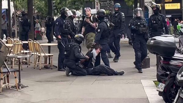 لنغلق كل شيء... المتظاهرون الفرنسيون يسيطرون على محطة ليون في باريس - سبوتنيك عربي