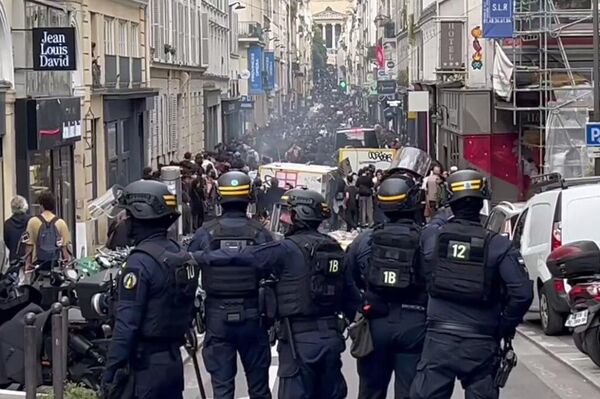 لنغلق كل شيء... المتظاهرون الفرنسيون يسيطرون على محطة ليون في باريس - سبوتنيك عربي