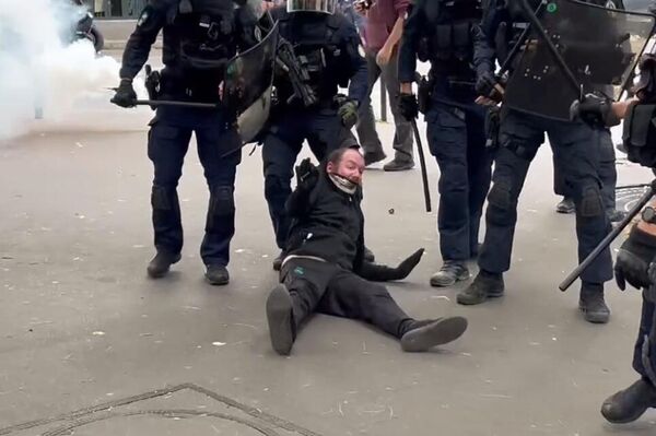 لنغلق كل شيء... المتظاهرون الفرنسيون يسيطرون على محطة ليون في باريس - سبوتنيك عربي