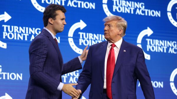 السياسي الأمريكي الراحل مايكل كيرك مع الرئيس دونالد ترامب - سبوتنيك عربي