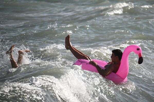 مصطافون يسبحون في البحر الأسود في يالطا. - سبوتنيك عربي