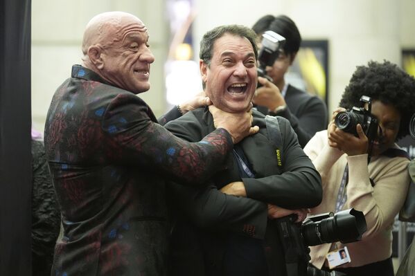 مارك كولمان، يمازح المصور جورج بيمينتيل، في العرض الأول لفيلم "ذا سماشينغ ماشين" في مسرح أميرة ويلز خلال مهرجان تورنتو السينمائي الدولي، كندا. - سبوتنيك عربي