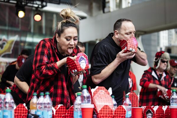 متسابقون يتنافسون في مسابقة "سموكز" للطعام لعام 2025 في ساحة سانكوفا في تورنتو، كندا. - سبوتنيك عربي