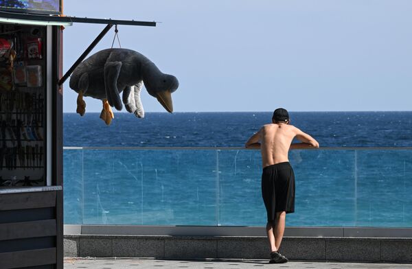 شاب يقضي إجازته على البحر الأسود في يالطا. - سبوتنيك عربي
