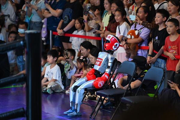 روبوتات بشرية تستعد لمباراة ملاكمة خلال معرض الصناعات الذكية العالمي 2025، في مدينة تشونغتشينغ، الصين. - سبوتنيك عربي
