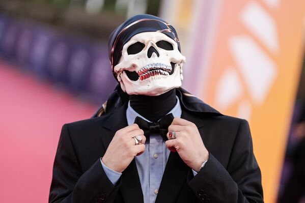 شاب يرتدي قناعا خلال العرض الأول لفيلم "بوغونيا" خلال مهرجان دوفيل السينمائي الأمريكي الحادي والخمسين في دوفيل، فرنسا. - سبوتنيك عربي