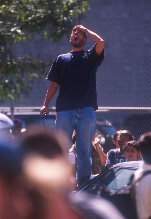 رجل ينادي صديقه خلال انهيار برجي مركز التجارة في مدينة نيويورك - سبوتنيك عربي