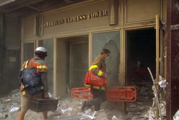 عمال إنقاذ يدخلون برج "أمريكان إكسبريس" عقب الهجمات على مركز التجارة العالمي - سبوتنيك عربي