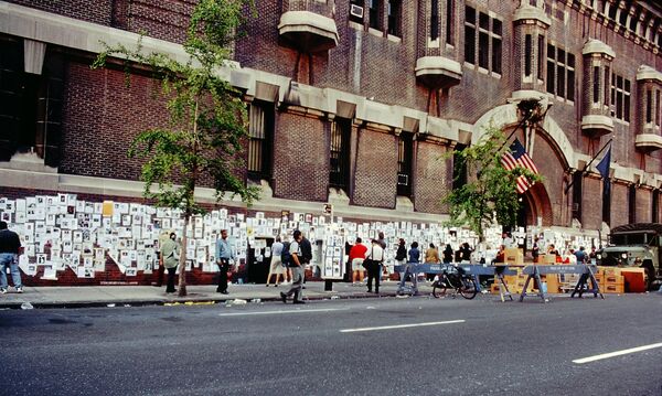 جدار مبنى مليء بصور الأفراد المفقودين بعد هجمات 11 سبتمبر، في حديقة "غرامرسي" بمدينة نيويورك - سبوتنيك عربي