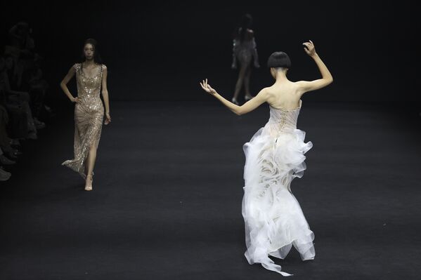  عارضات أزياء يتجولن على منصة عرض مجموعة ريلكيم للمصمم كيمينغ رين خلال اليوم الرابع من أسبوع الموضة الصيني لخريف ٢٠٢٥ . - سبوتنيك عربي