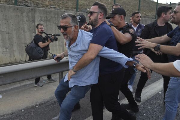 خلال اشتباك بين أحد أنصار حزب الشعب الجمهوري،  المعارض في تركيا، وبين ضباط الشرطة خارج مقر الحزب في إسطنبول. - سبوتنيك عربي