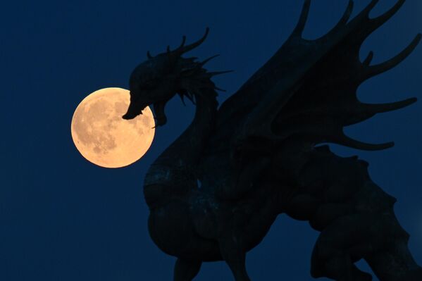 صورة توثق لحظة خسوف كلي للقمر في قازان. - سبوتنيك عربي