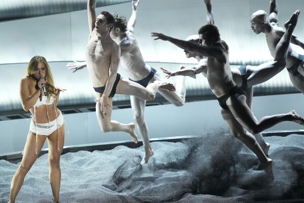 تيت ماكراي خلال تأدية أغنية "Sports Car" خلال حفل توزيع جوائز MTV Video Music Awards في نيويورك.  - سبوتنيك عربي