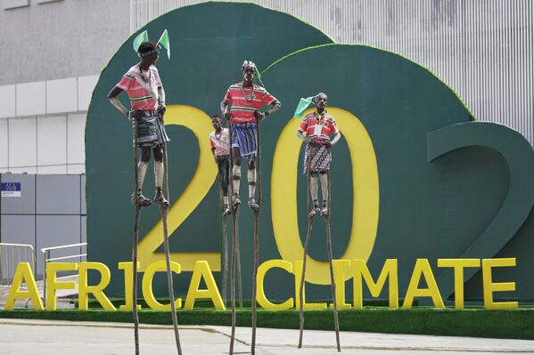 فنانون يمشون على ركائز خشبية خلال قمة المناخ الأفريقية الثانية (ACS2) في أديس أبابا، إثيوبيا. - سبوتنيك عربي