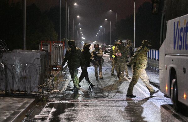 خلال قيام حرس الحدود البولنديين بإقامة سياج على الحدود البيلاروسية البولندية.  - سبوتنيك عربي