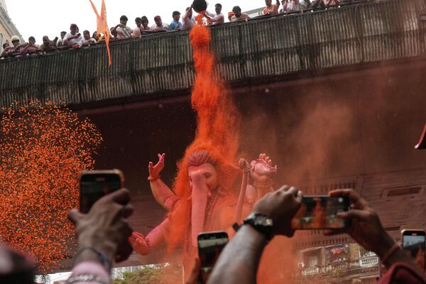 أثناء نقل تمثال الإله الهندوسي غانيشا برأس فيل إلى الماء في اليوم الأخير من مهرجان غانيشا تشاتورثي  في مومباي، الهند. - سبوتنيك عربي