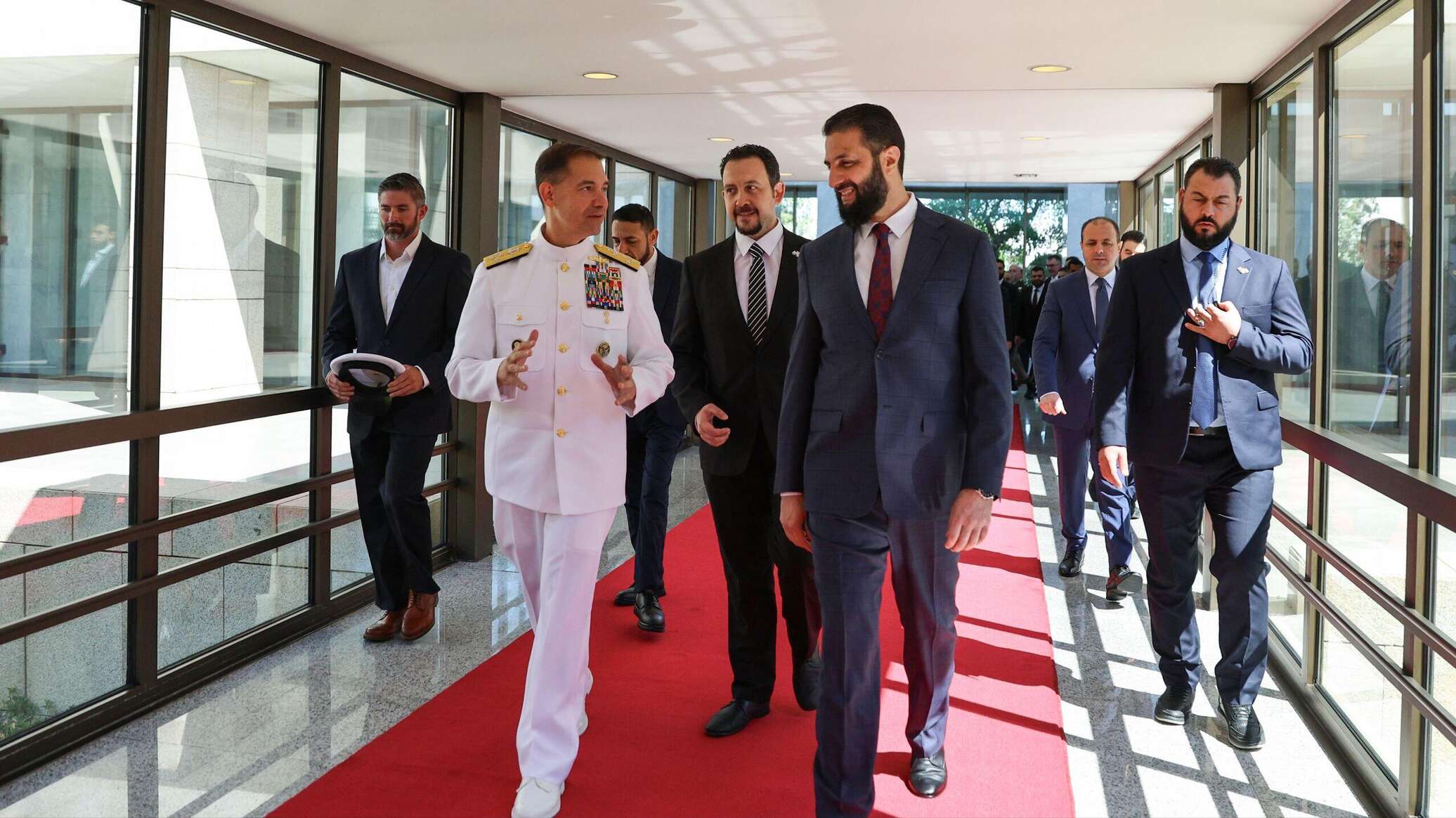 الشرع يبحث مع قائد القيادة المركزية الأمريكية قضايا الأمن الإقليمي