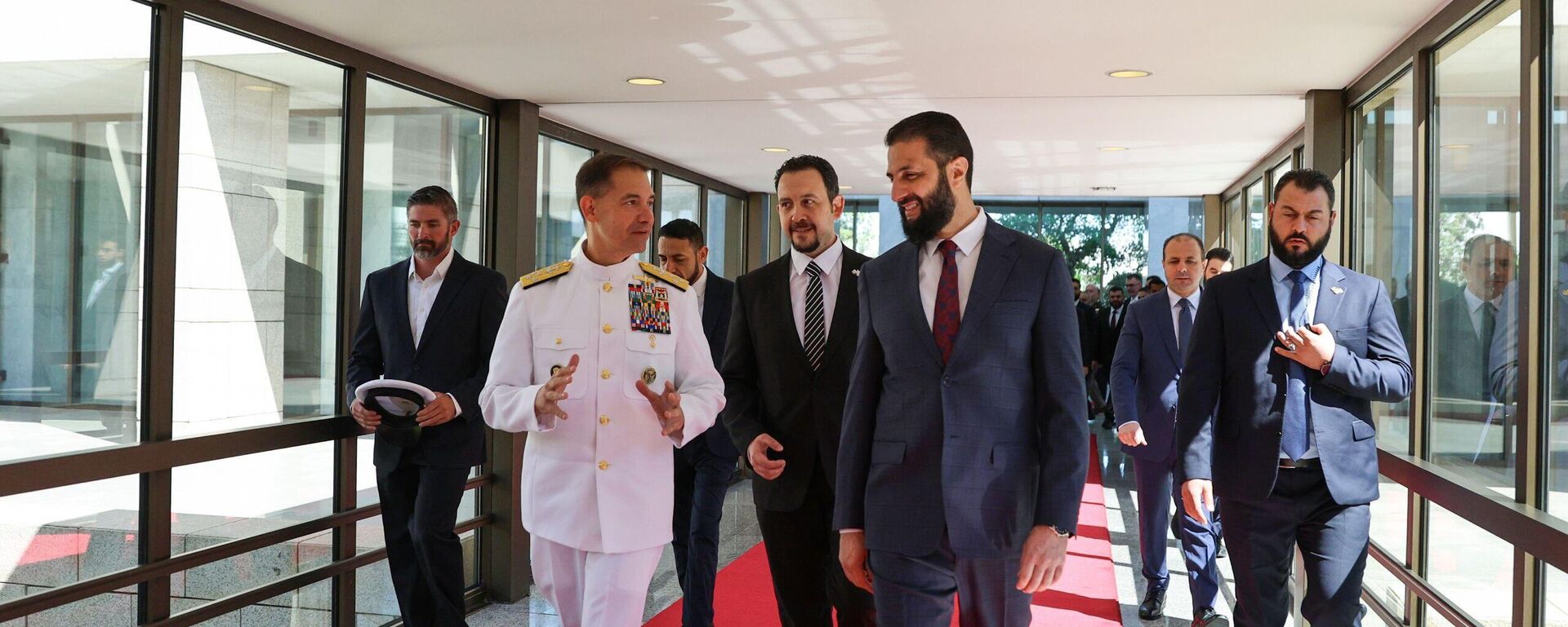  الرئيس السوري للمرحلة الانتقالية أحمد الشرع مع قائد القيادة المركزية الأمريكية الأدميرال تشارلز برادلي كوبر - سبوتنيك عربي, 1920, 12.09.2025