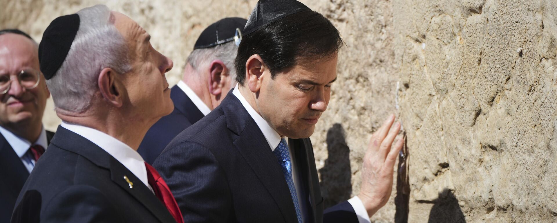 رئيس الوزراء الإسرائيلي بنيامين نتنياهو، برفقة وزير الخارجية الأميركي ماركو روبيو عند حائط البراق - سبوتنيك عربي, 1920, 14.09.2025