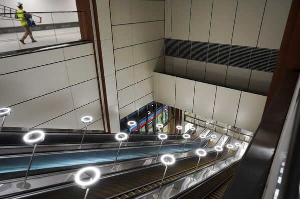 الدرج الكهربائي في أحد محطات مترو موسكو - سبوتنيك عربي