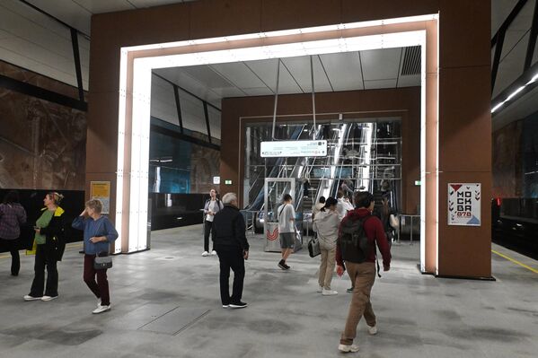 ركاب في محطة &quot;أكاديميتشيسكايا&quot; - سبوتنيك عربي