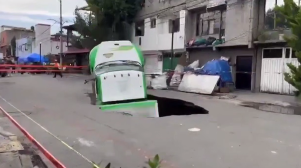 حفرة تبتلع شاحنة على أحد الطرقات في المكسيك - سبوتنيك عربي