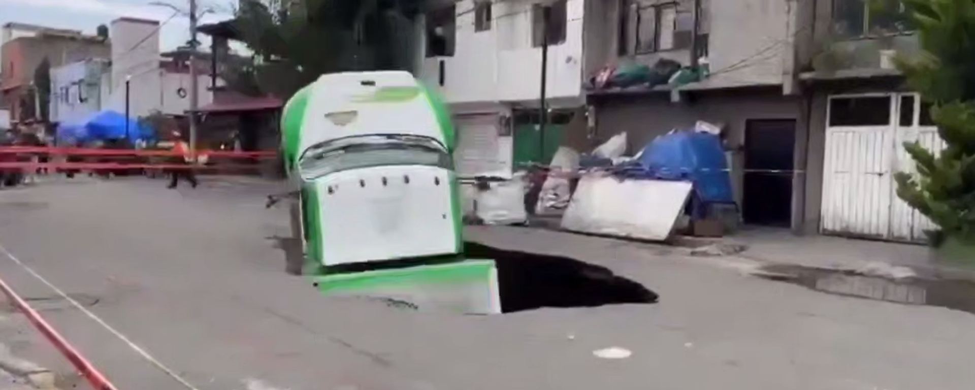 حفرة تبتلع شاحنة على أحد الطرقات في المكسيك - سبوتنيك عربي, 1920, 15.09.2025