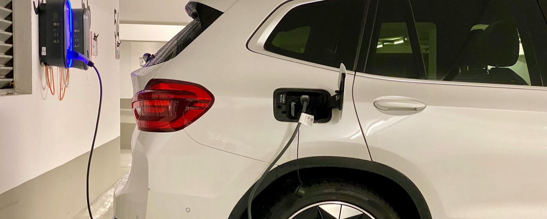 شحن سيارة كهربائية - سبوتنيك عربي, 1920, 15.09.2025