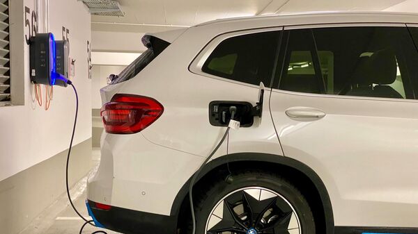 شحن سيارة كهربائية - سبوتنيك عربي