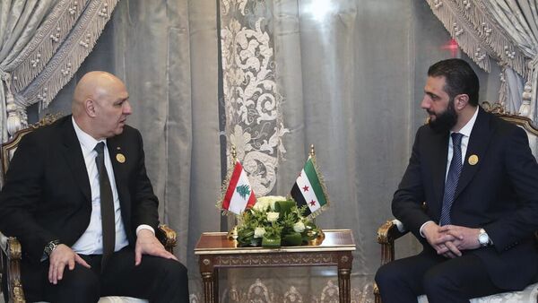 الرئيس اللبناني، جوزيف عون، والرئيس السوري للمرحلة الانتقالية، أحمد الشرع، خلال القمة العربية الطارئة في العاصمة الإدارية الجديدة، مصر، 4 مارس/ آذار 2025 - سبوتنيك عربي