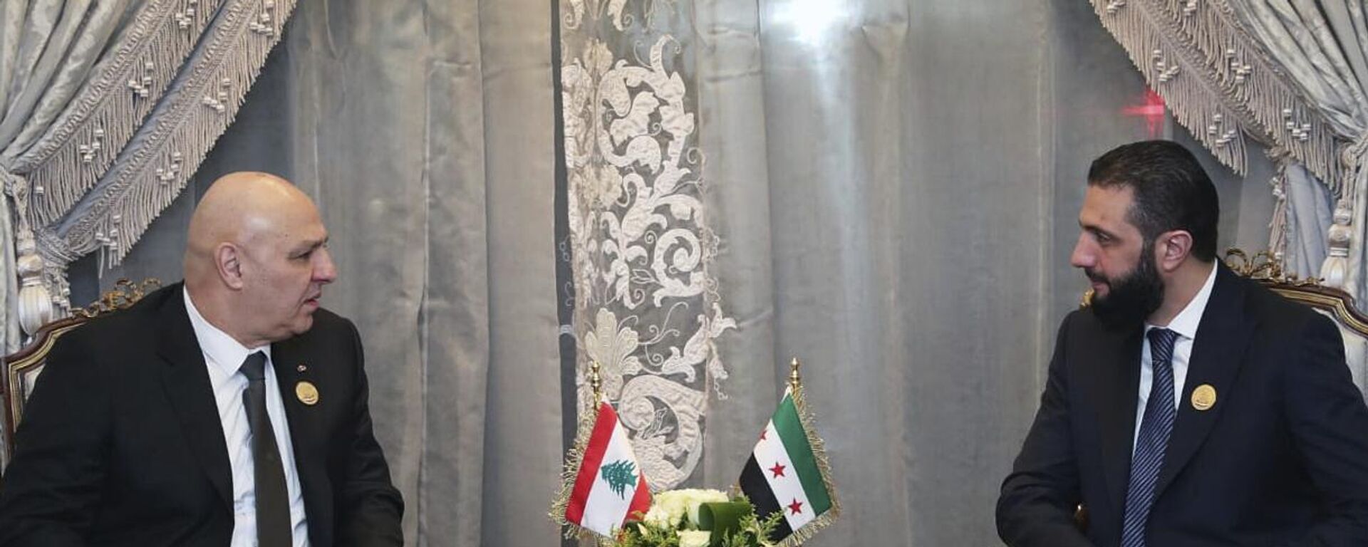 الرئيس اللبناني، جوزيف عون، والرئيس السوري للمرحلة الانتقالية، أحمد الشرع، خلال القمة العربية الطارئة في العاصمة الإدارية الجديدة، مصر، 4 مارس/ آذار 2025 - سبوتنيك عربي, 1920, 15.09.2025