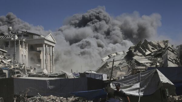 تصاعد الدخان بعد غارة عسكرية إسرائيلية على مبنى في مدينة غزة، - سبوتنيك عربي