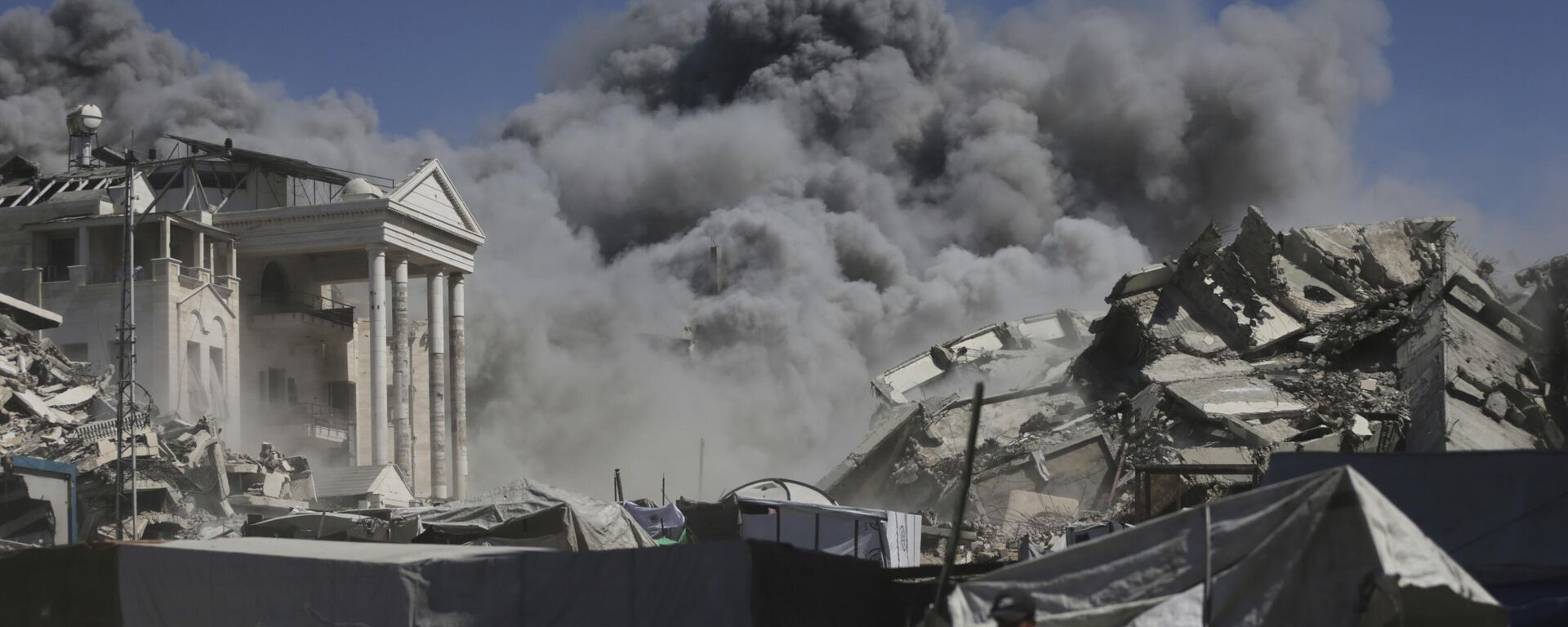 تصاعد الدخان بعد غارة عسكرية إسرائيلية على مبنى في مدينة غزة، - سبوتنيك عربي, 1920, 29.10.2025