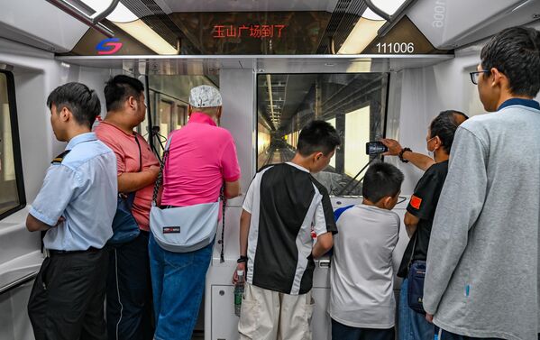 مواطنون يجرون رحلة تجريبية على متن قطار دون سائق على خط مترو سوتشو في مقاطعة جيانغسو، الصين. - سبوتنيك عربي