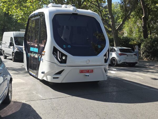 إسبانيا تطلق أول مشروع حافلات كهربائية ذاتية القيادة، وجرى تشغيلها التجريبي في حديقة كاسا دي كامبو في مدريد. - سبوتنيك عربي