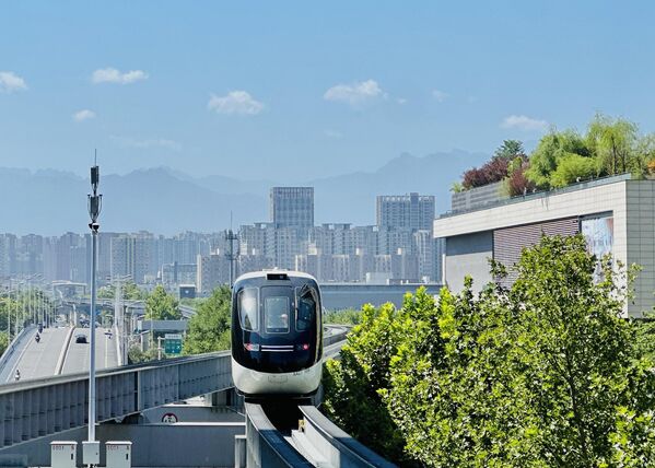 أول نظام نقل سكك حديدية دون سائق، طورته  شركة "بي واي دي" في محطة يوهوازاي، الصين. - سبوتنيك عربي