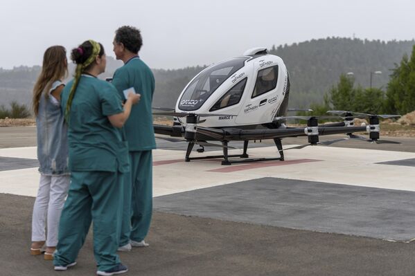 أطباء أمام طائرة طبية دون طيار، أثناء الكشف عن تكنولوجيا القيادة الذاتية خارج مركز "حداثة" الطبي في القدس. - سبوتنيك عربي