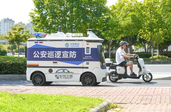 مركبة للشرطة ذاتية القيادة تجوب منطقة في مقاطعة ديكينغ في مدينة هوتشو، الصين. - سبوتنيك عربي