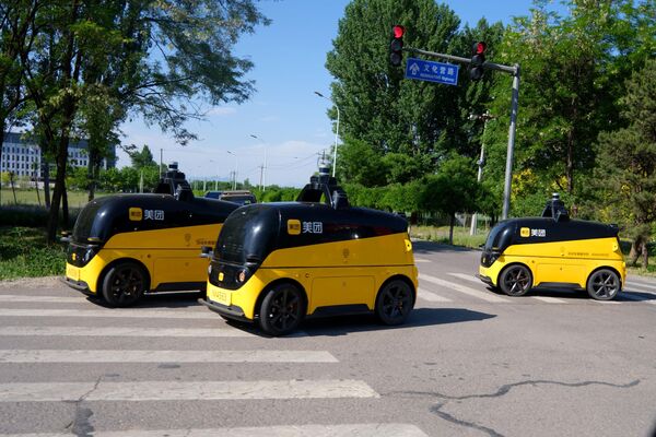 مركبات توصيل ذاتية القيادة تجري اختبارًا على الطريق في بكين، الصين. - سبوتنيك عربي