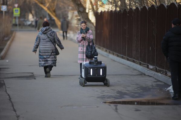 روبوت توصيل تابع لشركة "ياندكس" في أحد شوارع موسكو، روسيا. - سبوتنيك عربي