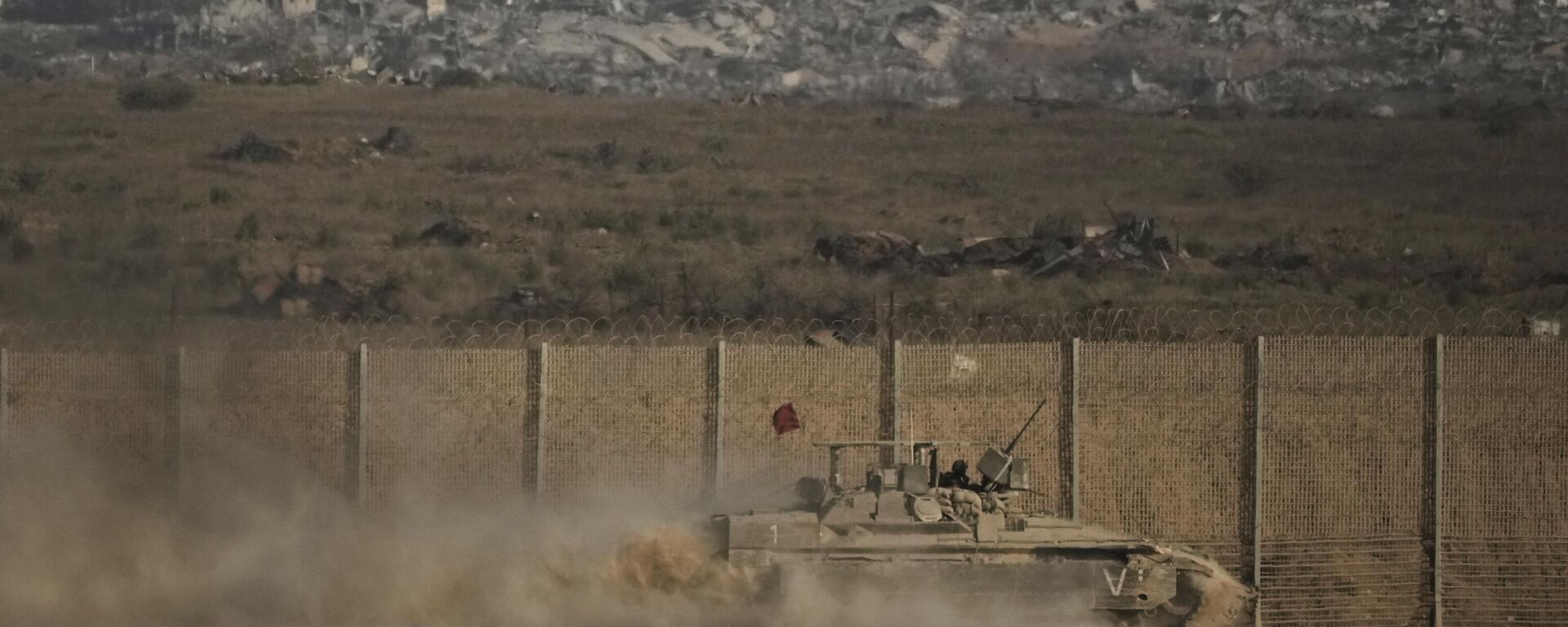 دبابات إسرائيلية على طول الحدود الإسرائيلية مع غزة - سبوتنيك عربي, 1920, 07.10.2025