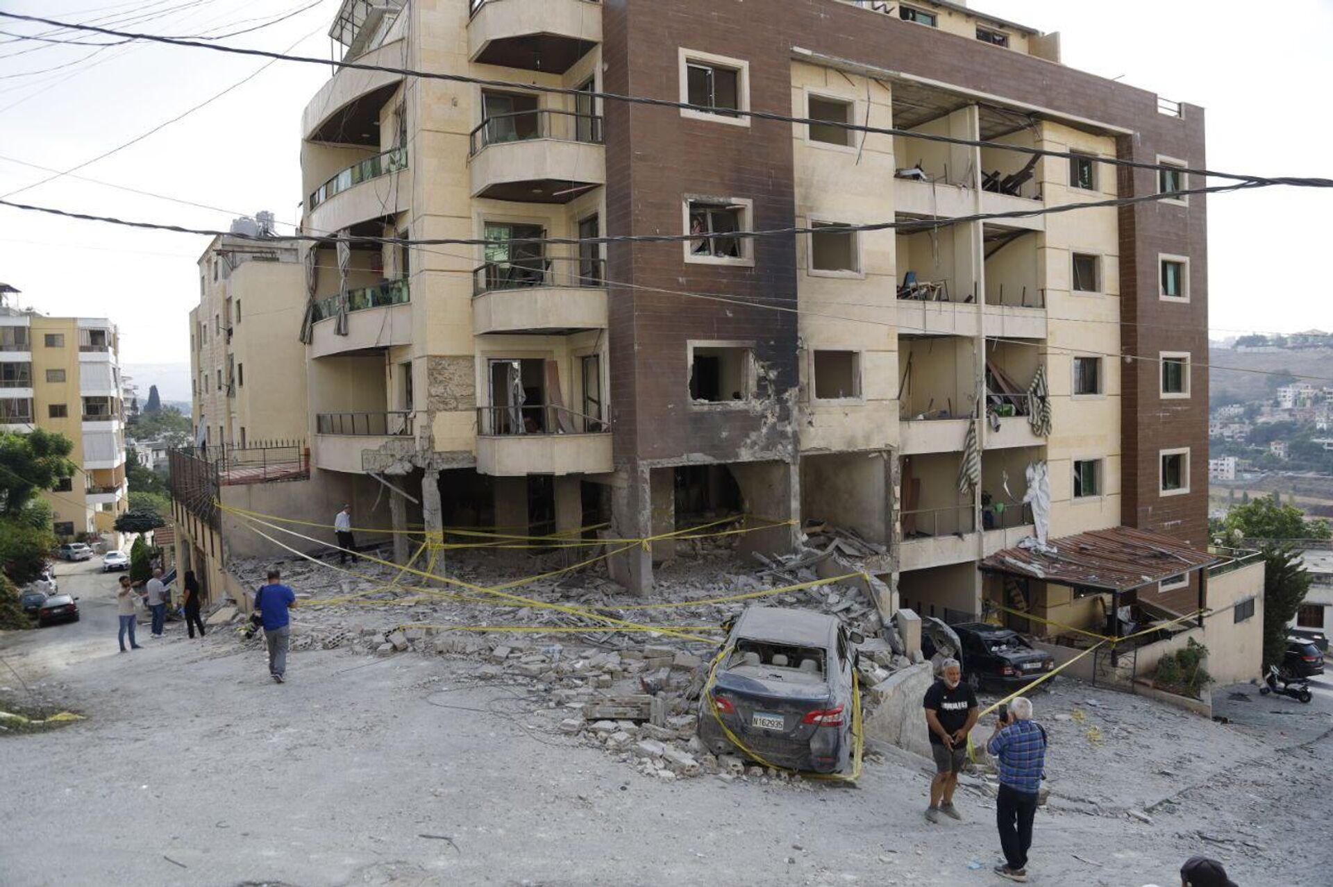  عدسة سبوتنيك تعاين مكان الغارة الإسرائيلية التي استهدفت الطابق الأول من مبنى سكني مؤلف من 5 طوابق في حي كسار زعتر المكتظ بالسكان في لبنان - سبوتنيك عربي, 1920, 16.09.2025